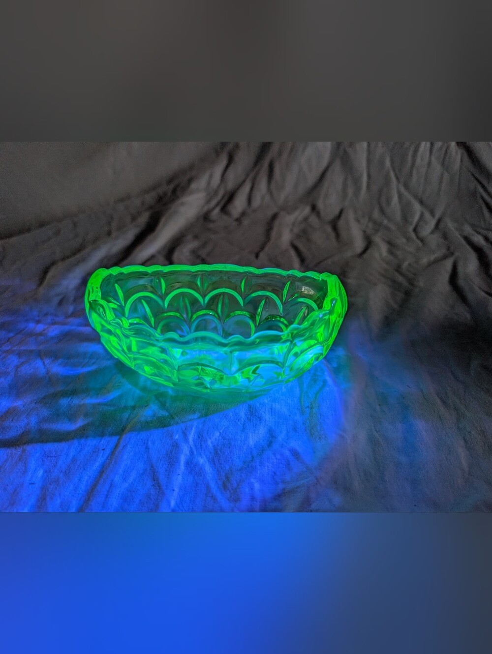 2/80$ Vintage Neon Green uranium Glass Bowl - Vintage